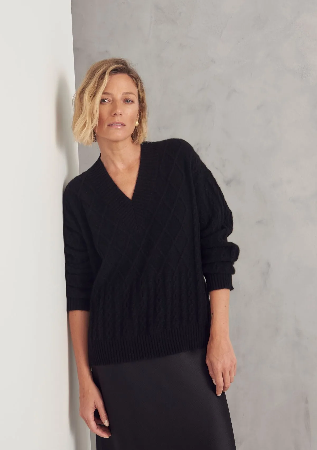 Ribbed Trim Cable Cashmere V Neck Sweater in Black