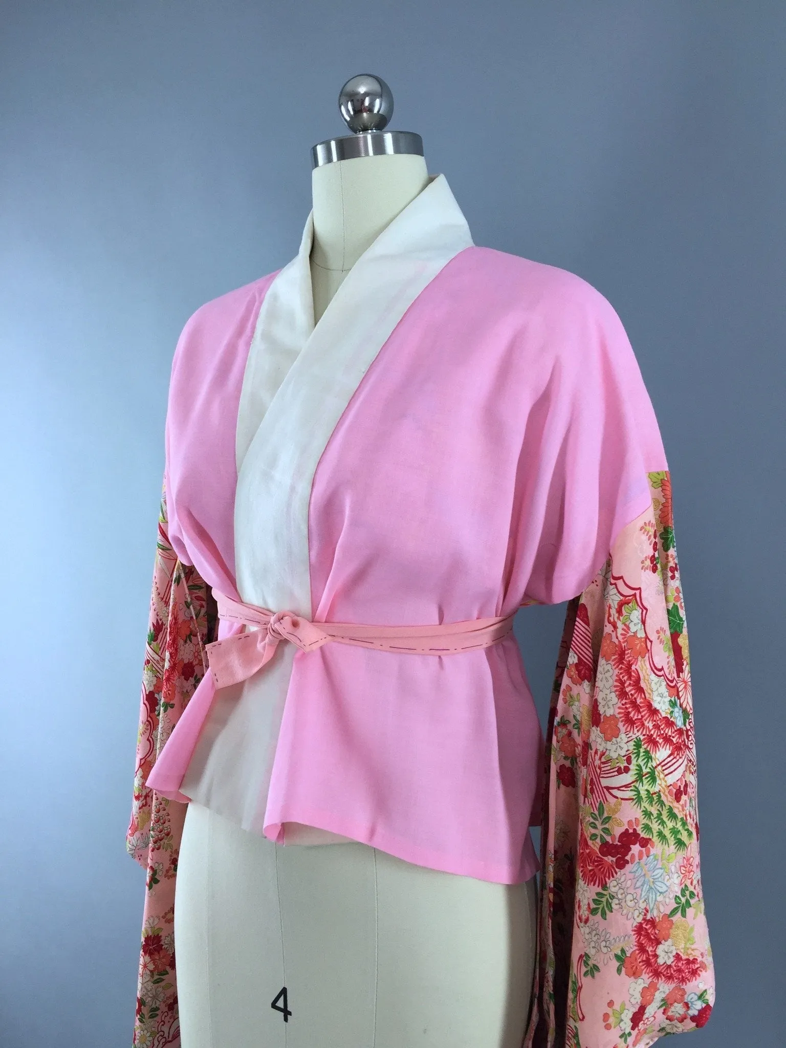 Vintage 1960s Vintage Kimono Jacket / Haori Kimono Cardigan / Pink Floral Print Han-Juban