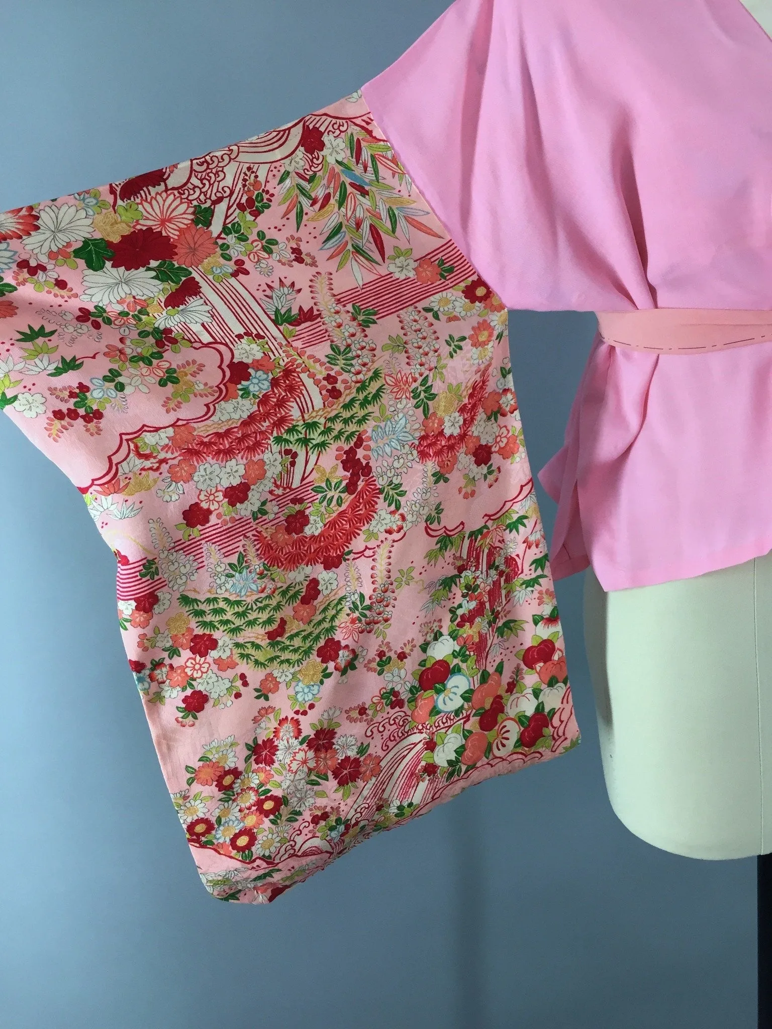 Vintage 1960s Vintage Kimono Jacket / Haori Kimono Cardigan / Pink Floral Print Han-Juban